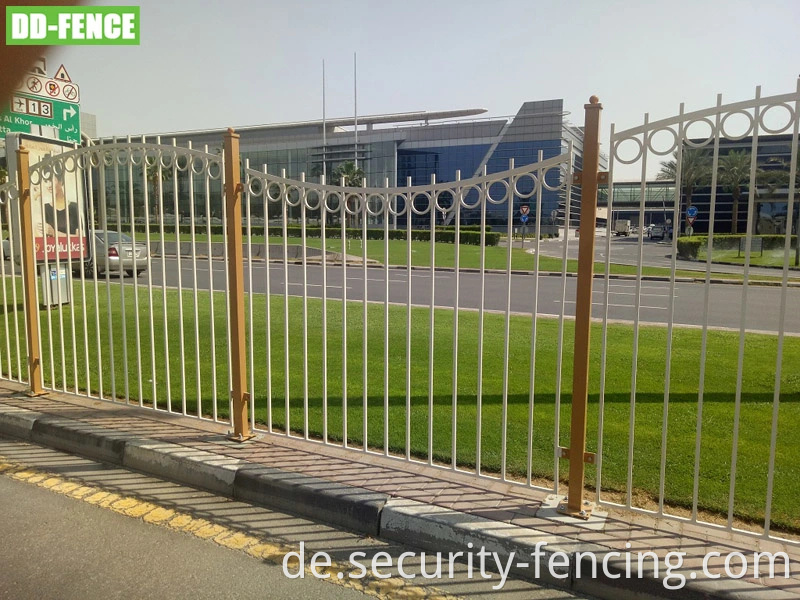 Wellen gebogene Dekorationszauntafel Metallstahl / Schmiedeeisen / Aluminiumzaun für die städtische Straße Fußgängerbarriere